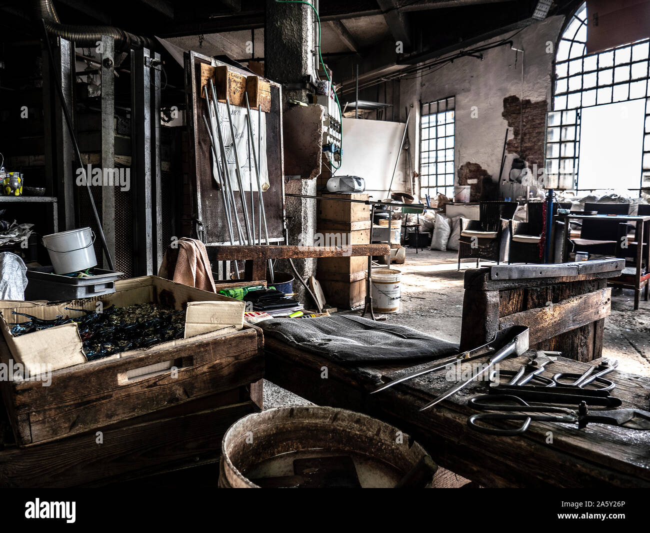 L'Italia, Veneto, Venezia, Isola di Murano, Glassblowing arte da Murano, un artigiano durante l'artigiano la lavorazione del vetro in una tradizionale fabbrica di vetro Foto Stock