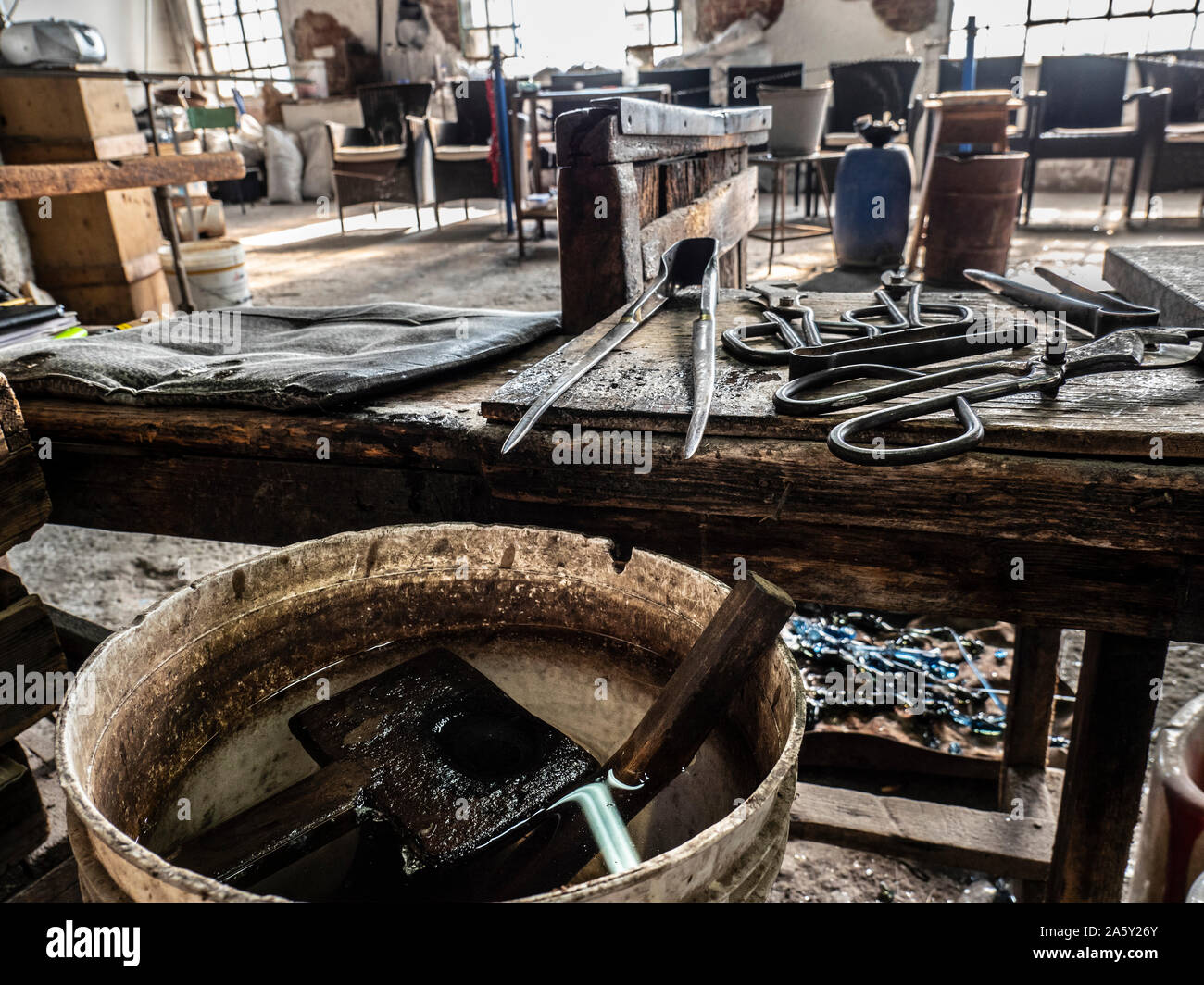 L'Italia, Veneto, Venezia, Isola di Murano, Glassblowing arte da Murano, un artigiano durante l'artigiano la lavorazione del vetro in una tradizionale fabbrica di vetro Foto Stock