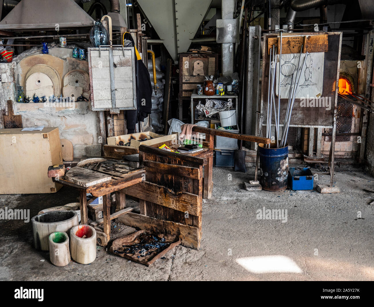 L'Italia, Veneto, Venezia, Isola di Murano, Glassblowing arte da Murano, un artigiano durante l'artigiano la lavorazione del vetro in una tradizionale fabbrica di vetro Foto Stock