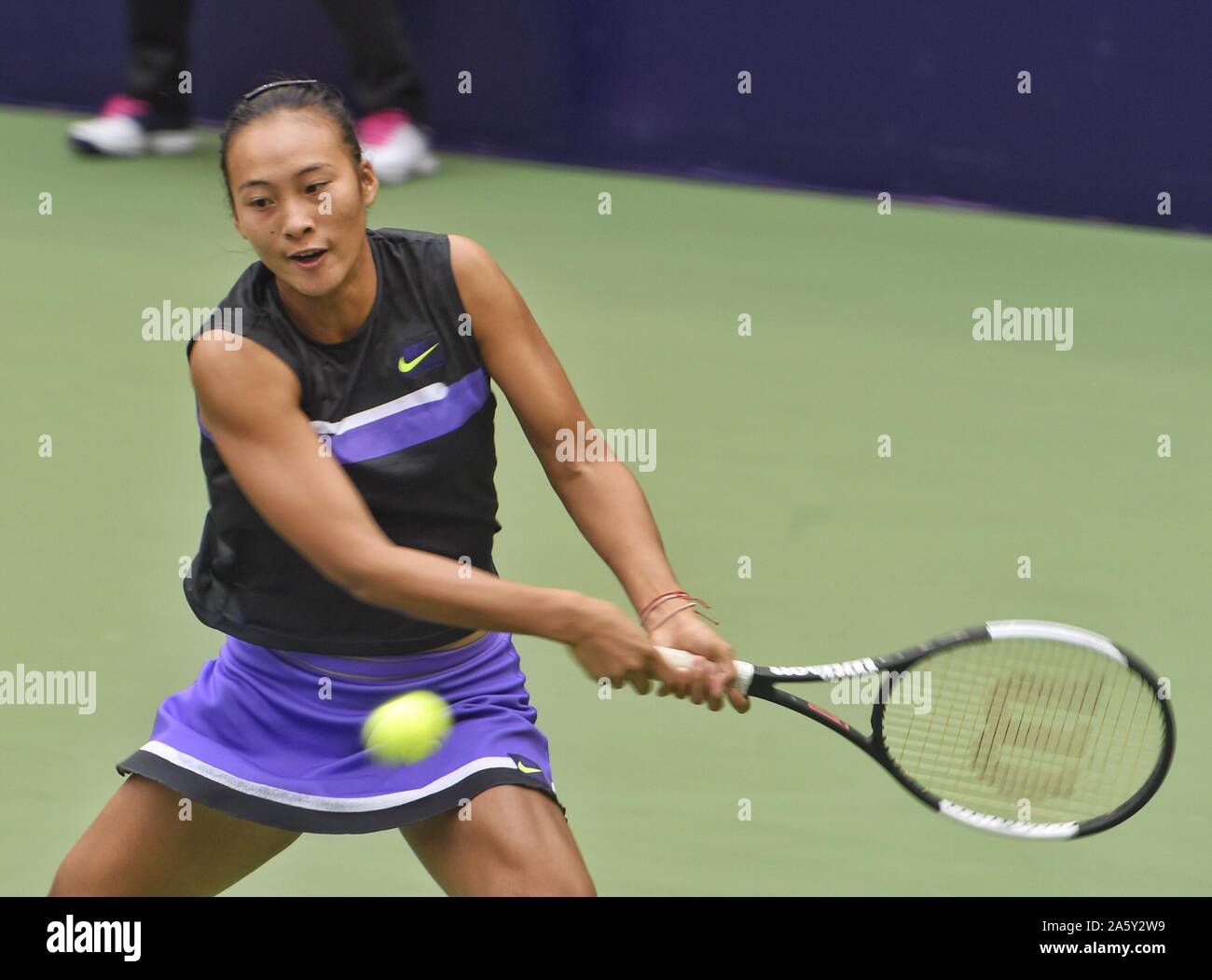 Chengdu, cinese della provincia di Sichuan. 23 Ott, 2019. Zheng Qinwen della Cina colpisce un ritorno durante il singolare femminile match contro Natsumi Kawaguchi del Giappone al mondo di tennis Junior Tour Finals, in Chengdu, Cina sud-occidentale della provincia di Sichuan, Ottobre 23, 2019. Credito: Liu Kun/Xinhua/Alamy Live News Foto Stock