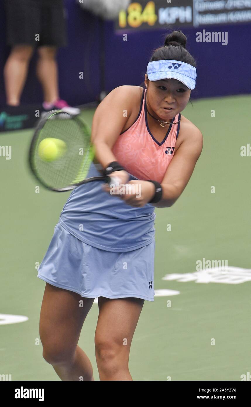 Chengdu, cinese della provincia di Sichuan. 23 Ott, 2019. Natsumi Kawaguchi del Giappone colpisce un ritorno durante il singolare femminile match contro Zheng Qinwen della Cina al mondo di tennis Junior Tour Finals, in Chengdu, Cina sud-occidentale della provincia di Sichuan, Ottobre 23, 2019. Credito: Liu Kun/Xinhua/Alamy Live News Foto Stock