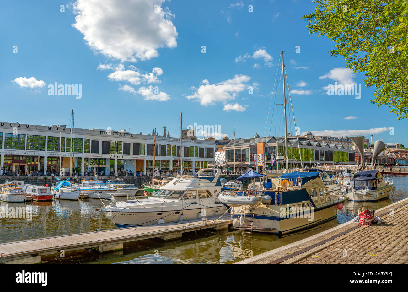 Marina al Millennium Square lo sbarco nel porto di galleggiante di Bristol, Somerset, Inghilterra, Regno Unito Foto Stock