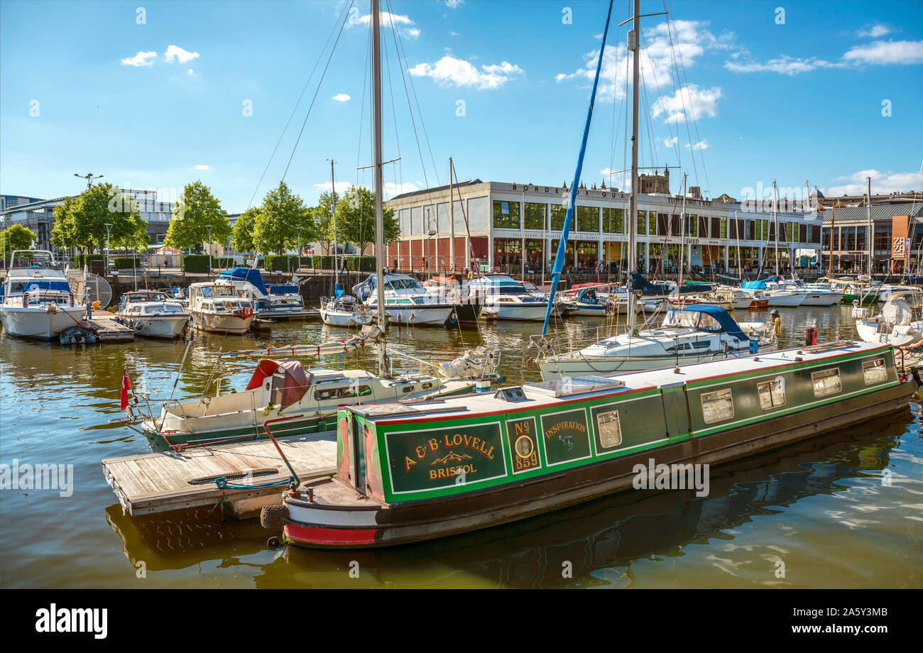 Marina al Millennium Square lo sbarco nel porto di galleggiante di Bristol, Somerset, Inghilterra, Regno Unito Foto Stock