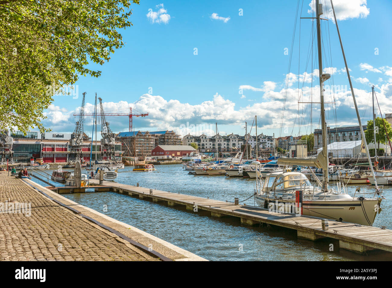 Marina presso il Millenium Square Landing nel porto galleggiante di Bristol, Somerset, Inghilterra, Regno Unito Foto Stock