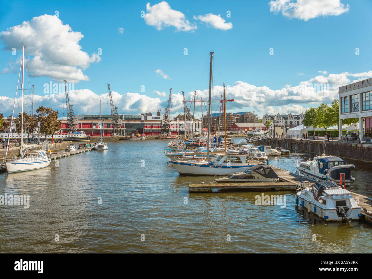 Marina al Millennium Square lo sbarco nel porto di galleggiante di Bristol, Somerset, Inghilterra, Regno Unito Foto Stock