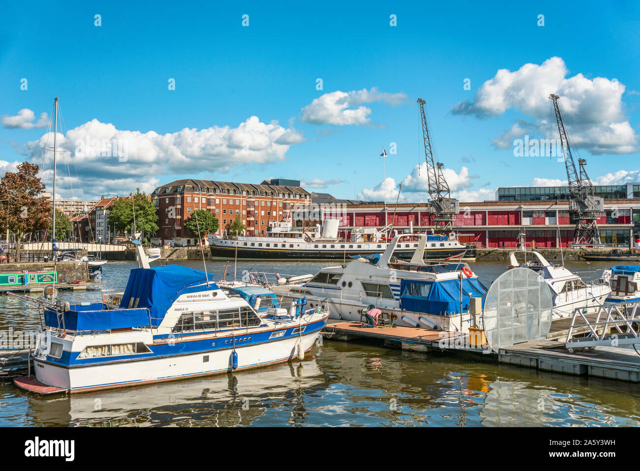 Marina al Millennium Square lo sbarco nel porto di galleggiante di Bristol, Somerset, Inghilterra, Regno Unito Foto Stock