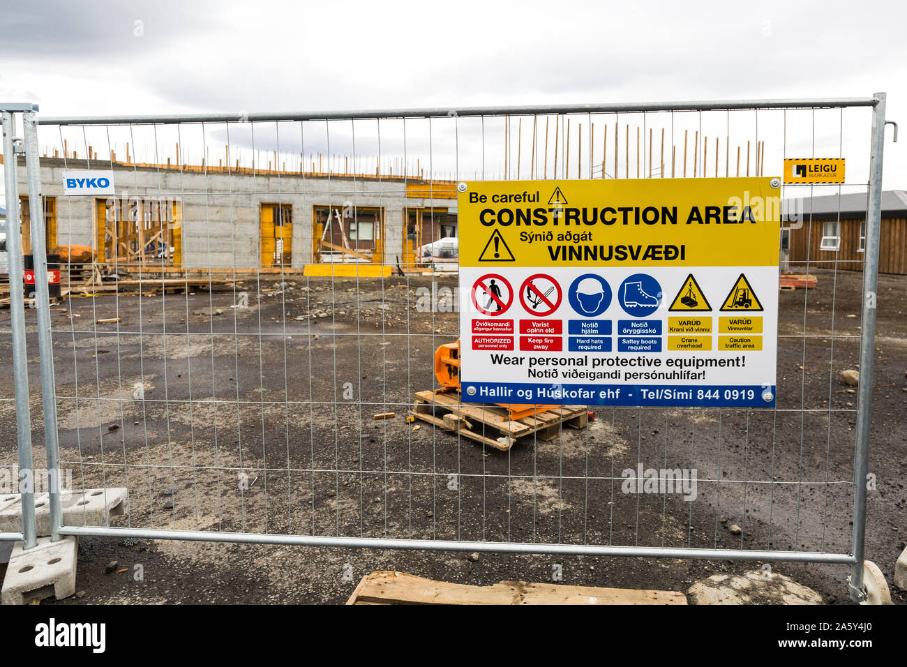 Islanda sito in costruzione. cartelli di avvertimento. attrezzature PPE Foto Stock