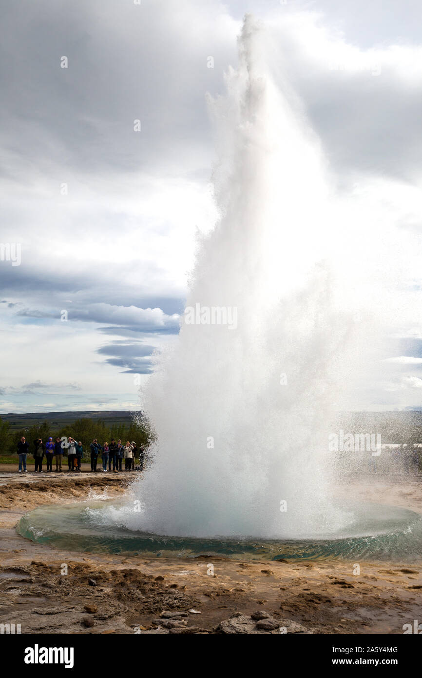 Strokkur è una fontana geyser situato in un area geotermale accanto al fiume Hvita in Islanda Foto Stock