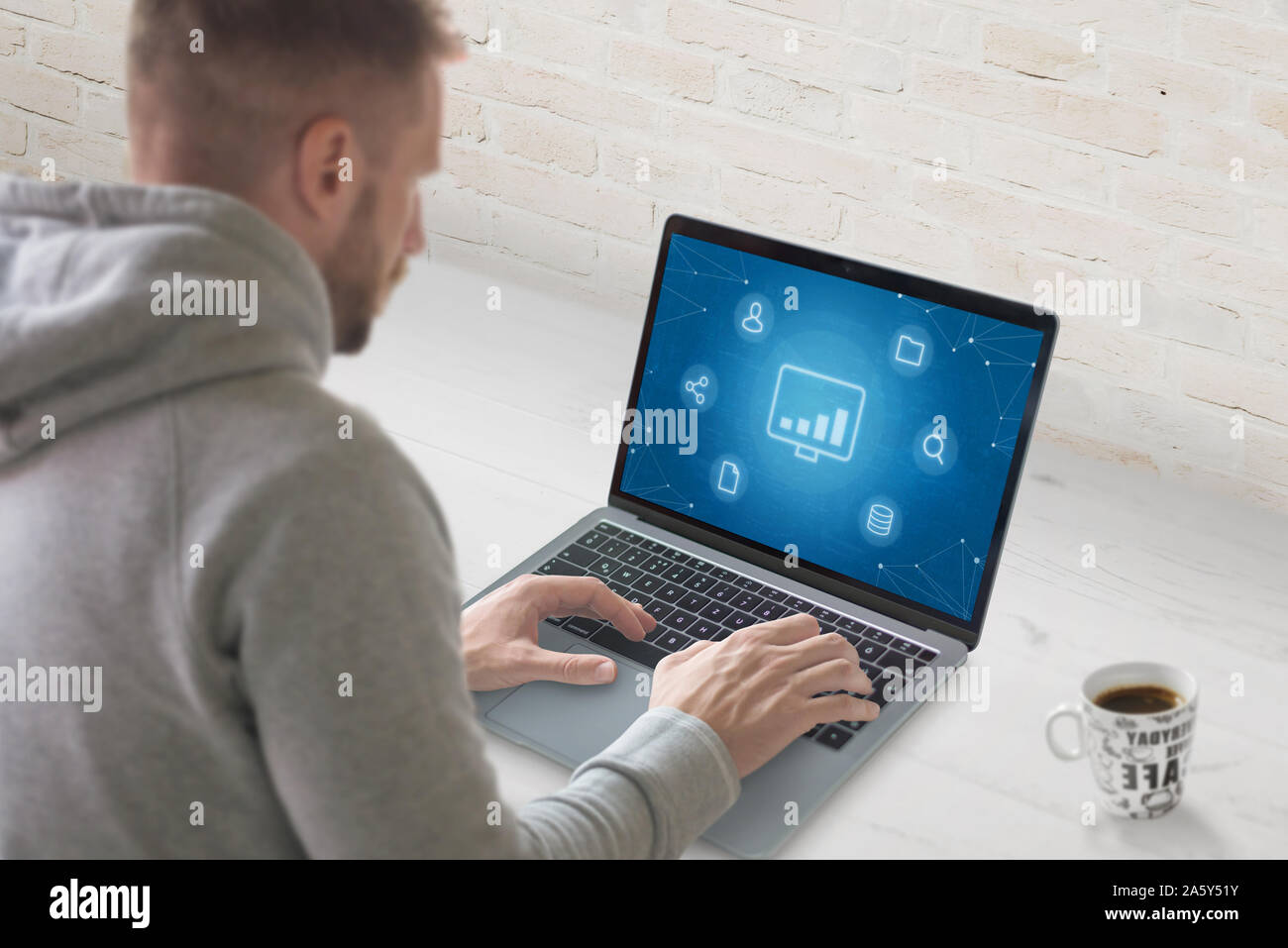 Concetto di crescita il cloud computing industry. Guy lavorano su laptop con icone concettuale. Foto Stock