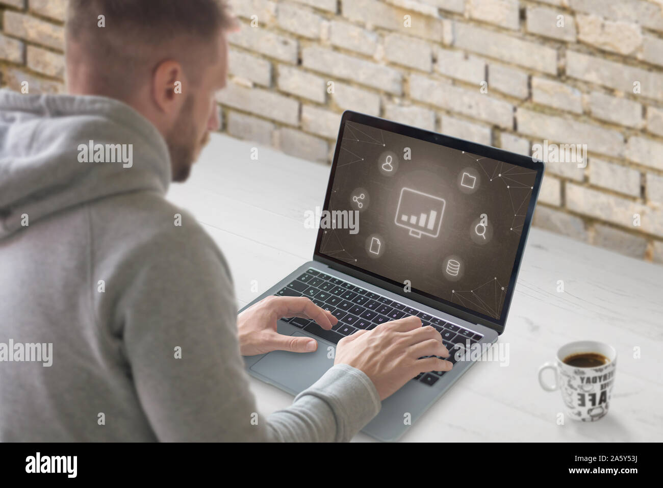 Concetto di crescita social network marketing dell'industria. Guy lavorano su laptop con icone concettuale. Foto Stock