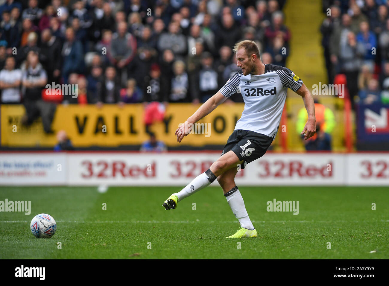 Il 19 ottobre 2019, la valle di Londra, Inghilterra; Sky scommessa campionato, Charlton Athletic v Derby County :Matthew Clarke (16) del derby con il credito a sfera: Phil Westlake/news immagini Foto Stock