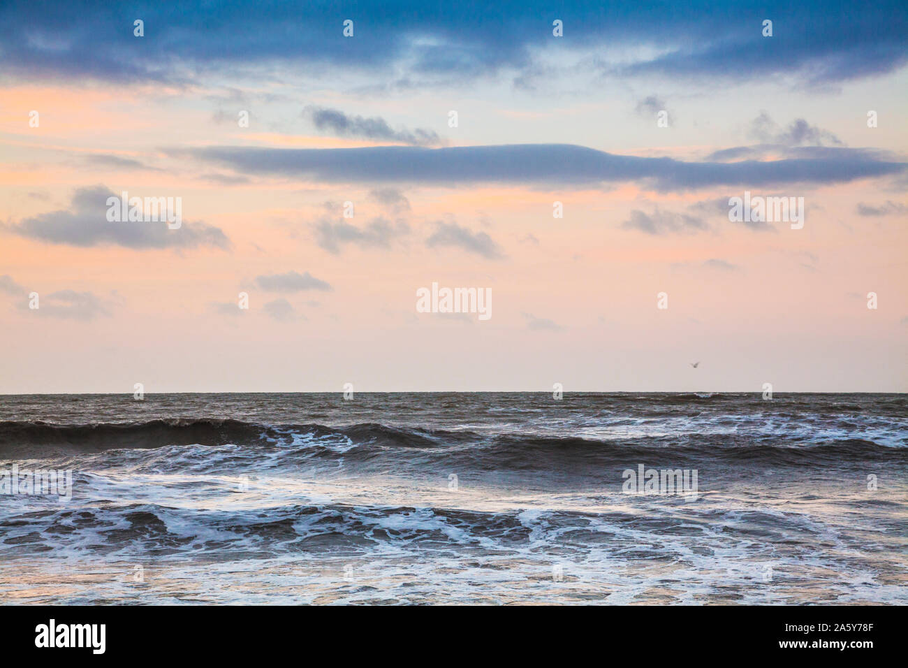 Un semplice seascape prese a sunrise off la costa del Dorset a Charmouth. Foto Stock
