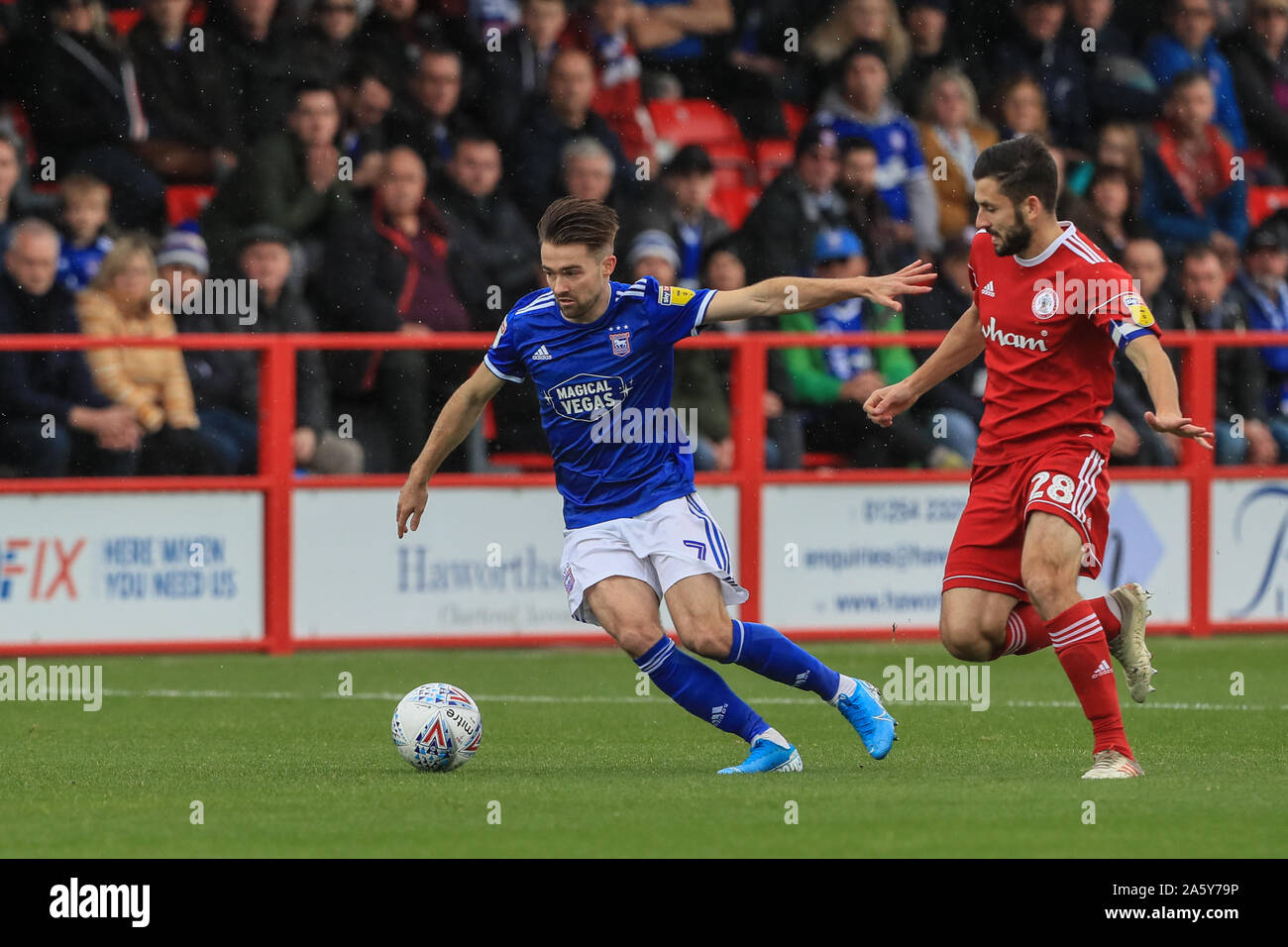 Xx Ottobre 2019, Wham Stadium, Accrington, Inghilterra; Sky scommessa lega 1, Accrington Stanley v Ipswich Town : Gwion Edwards di Ipswich Town tiene fuori Séamus Conneely di Accrington Stanley Credit: Mark Cosgrove/news immagini Foto Stock