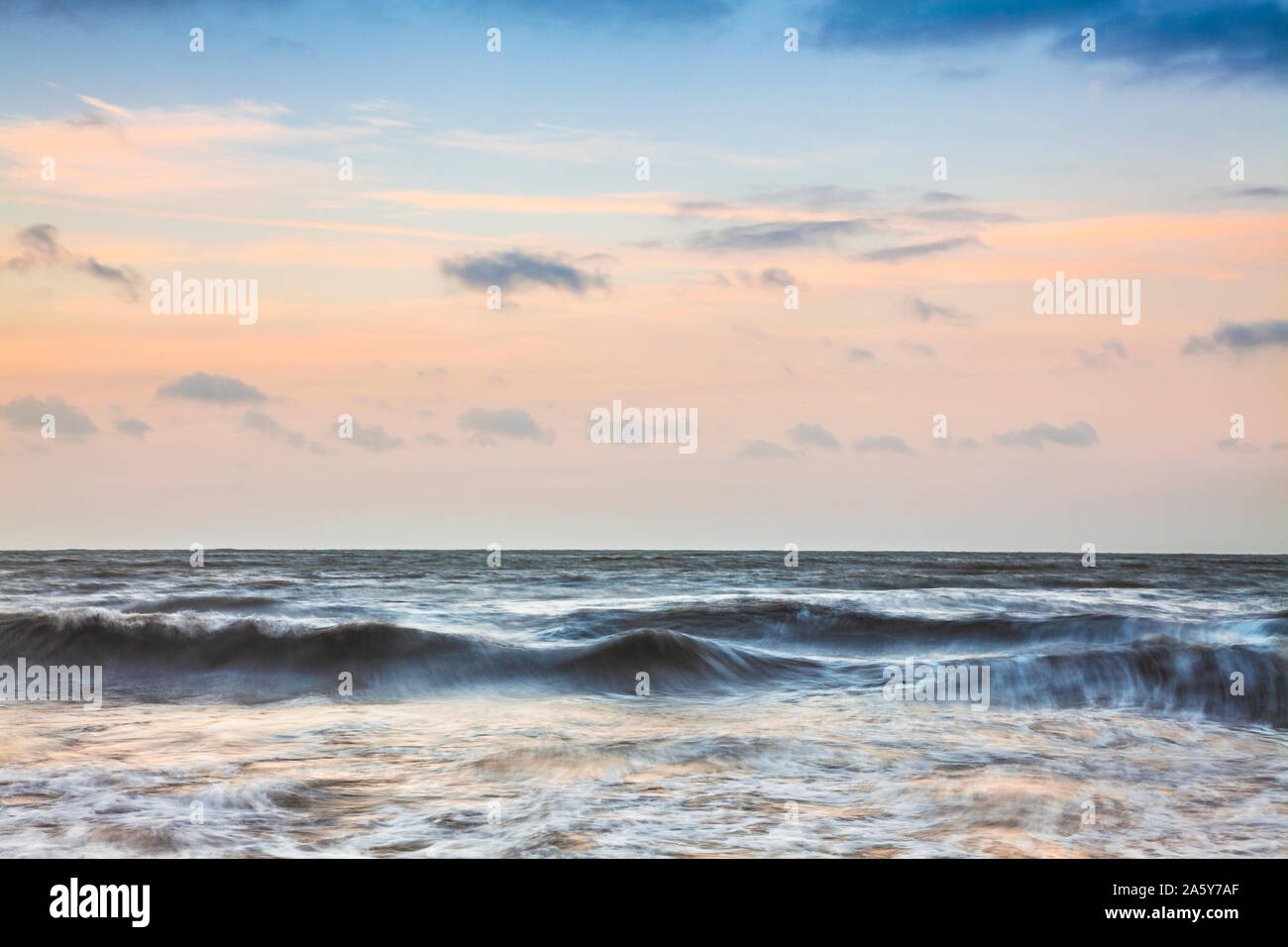 Un semplice seascape prese a sunrise off la costa del Dorset a Charmouth. Foto Stock