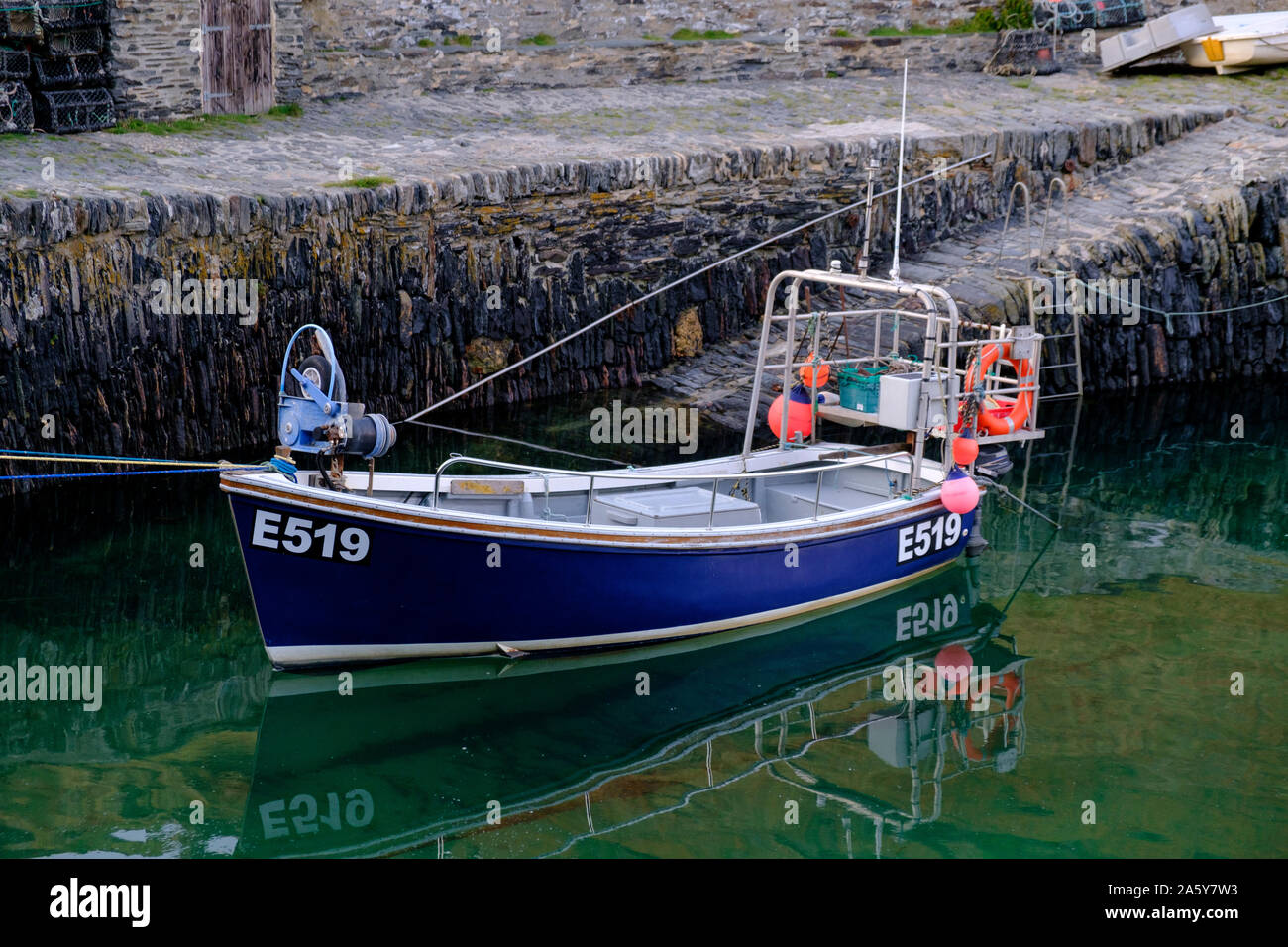 La pesca in barca ormeggiata al porto di Boscastle Plymouth Cornwall Inghilterra Foto Stock