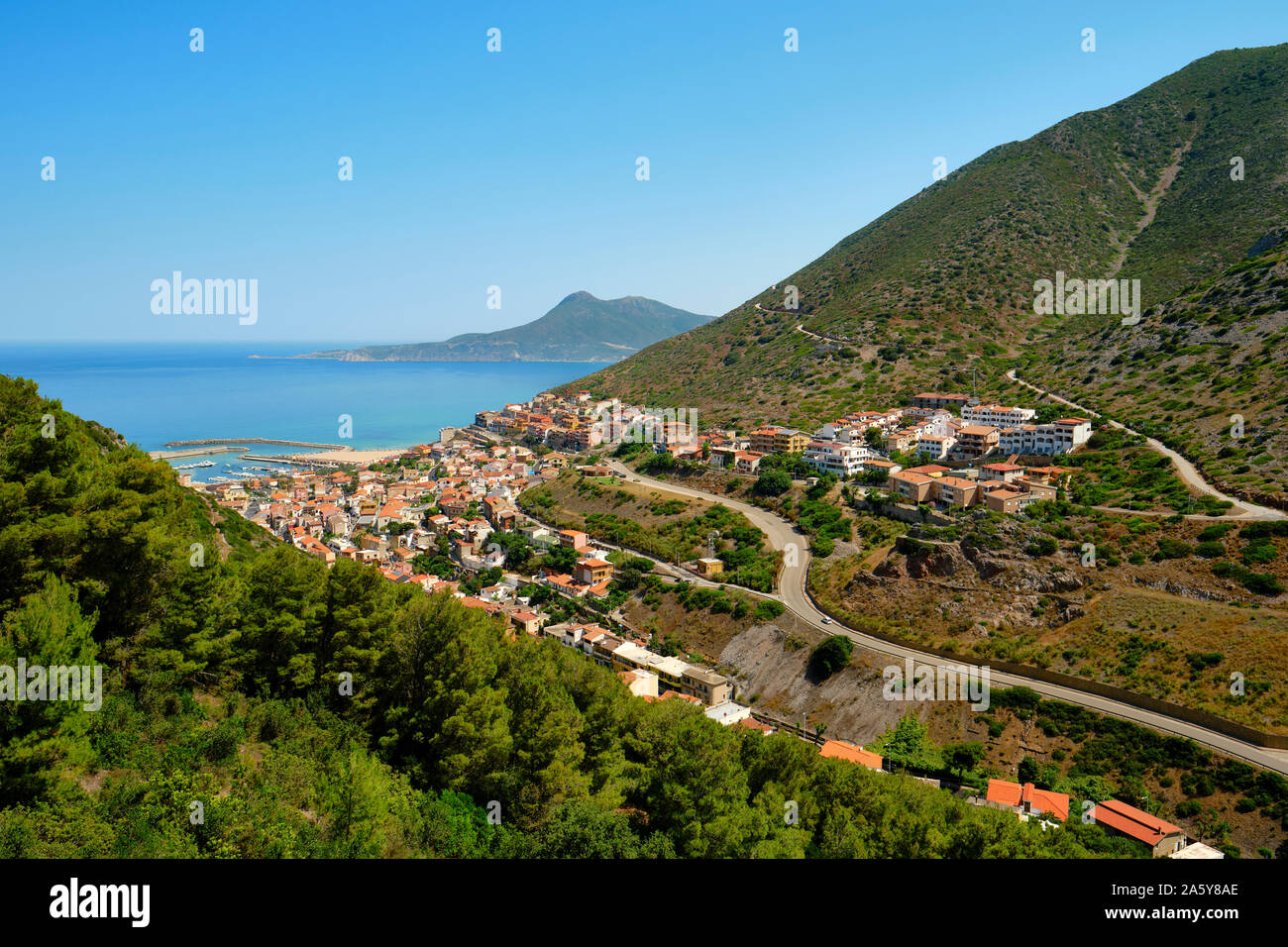 Guardando verso il basso su di Buggerru città e sulla costa della provincia del sud Sardegna, situato a circa 70 chilometri a nord-ovest di Cagliari. Sardegna Italia Europa Foto Stock