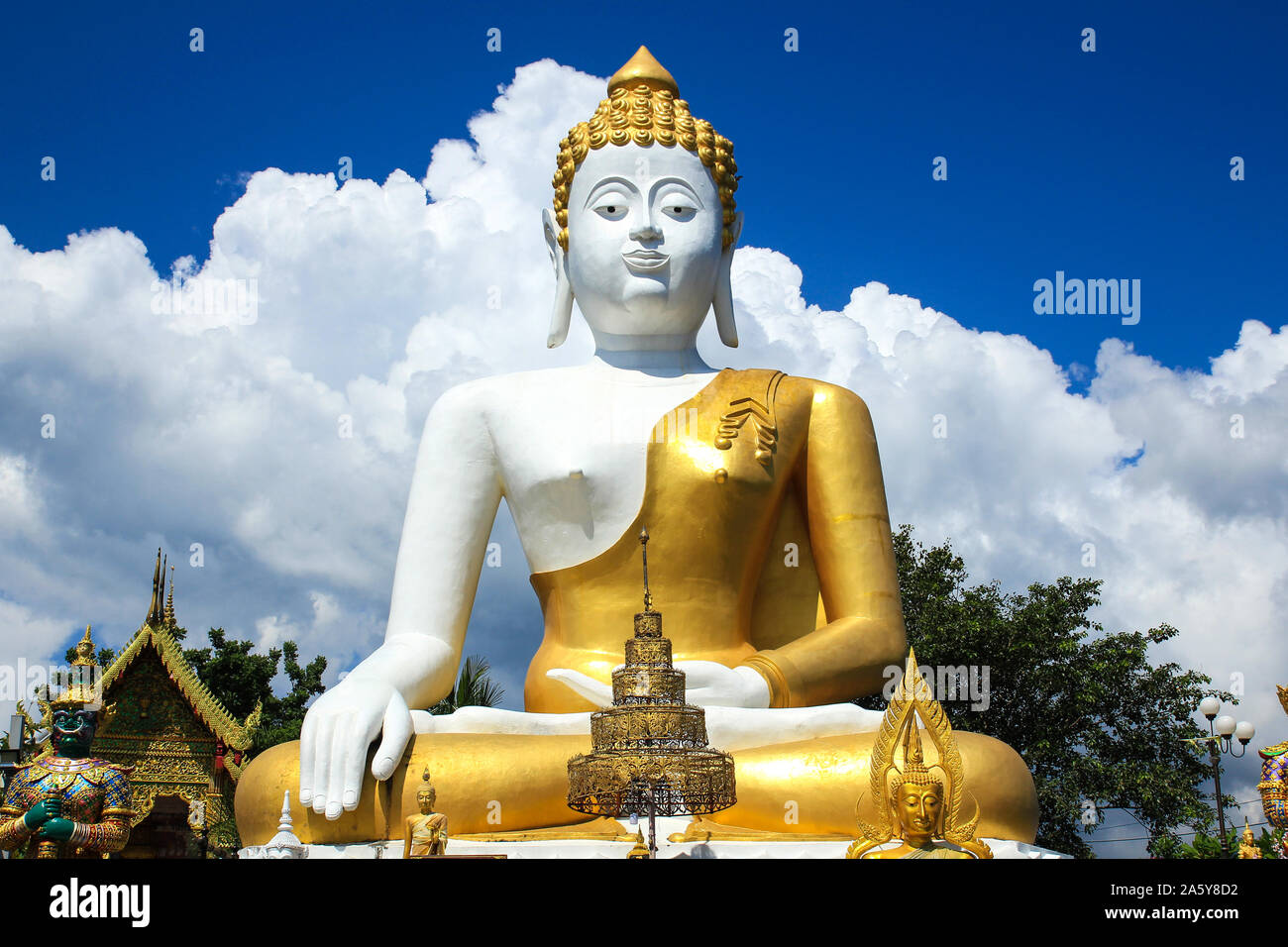 Big Buddha in Wat Phara che Doi Kham Tempio ,Chiang Mai ,Thailandia. Foto Stock