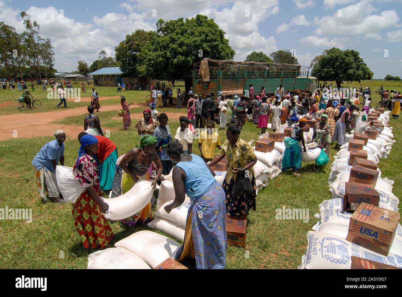 In Uganda, Kitgum , World Food Programme, la distribuzione degli aiuti UE mais e USAID lattine con olio vegetale per sfollati interni di profughi di guerra civile tra l LRA e esercito Ugandanian Foto Stock