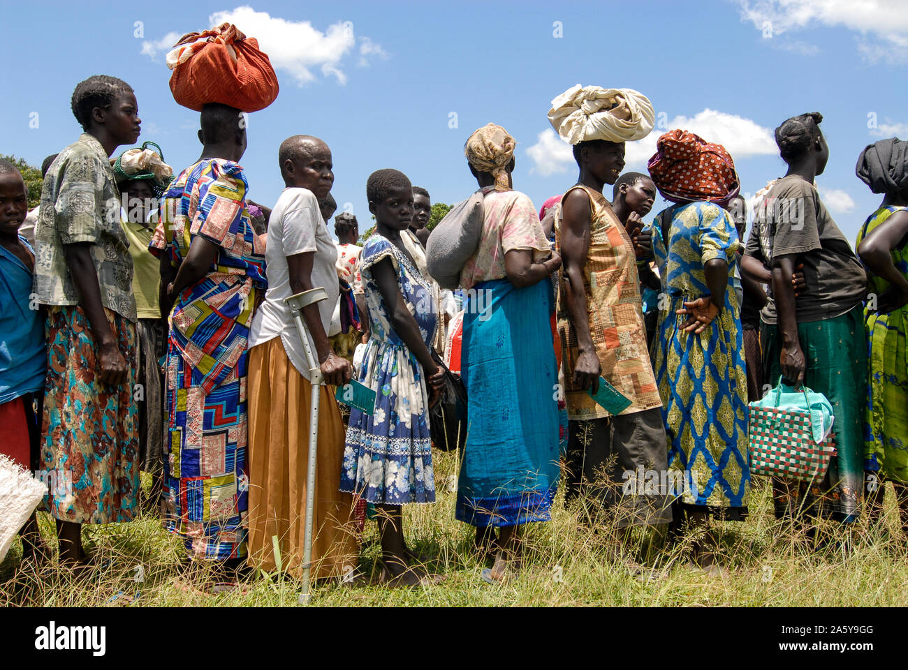 In Uganda, Kitgum , il Programma alimentare mondiale, persone spunto per la distribuzione di razioni di cibo, sfollati interni di profughi di guerra civile tra l LRA e esercito Ugandanian Foto Stock
