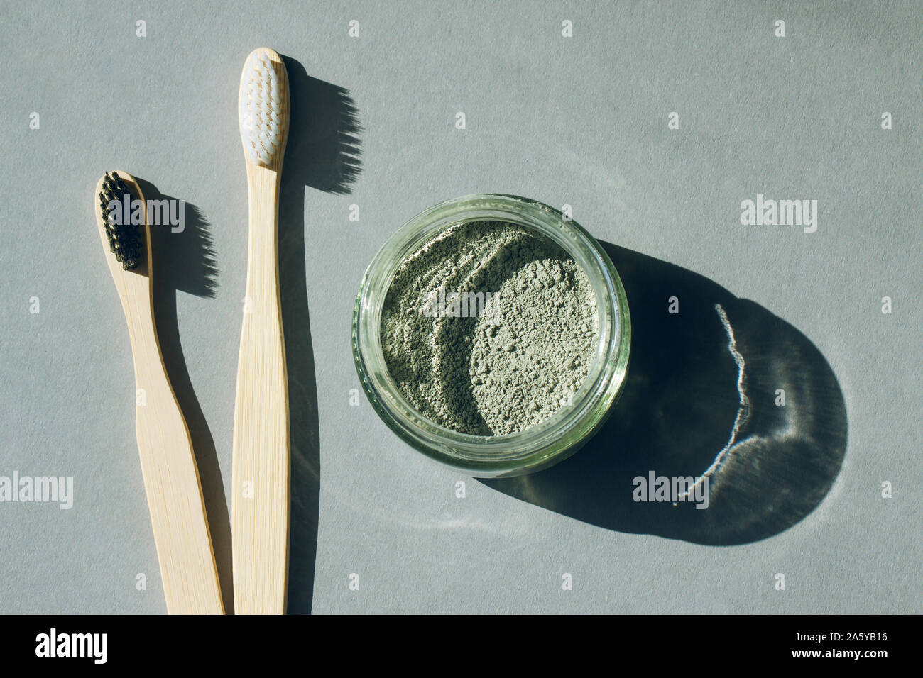 Set di eco-friendly dente gli elementi di cura in stile minimalista lo sfondo grigio. Zero rifiuti Nozione di plastica libera, organico, eco-friendly shopping Foto Stock