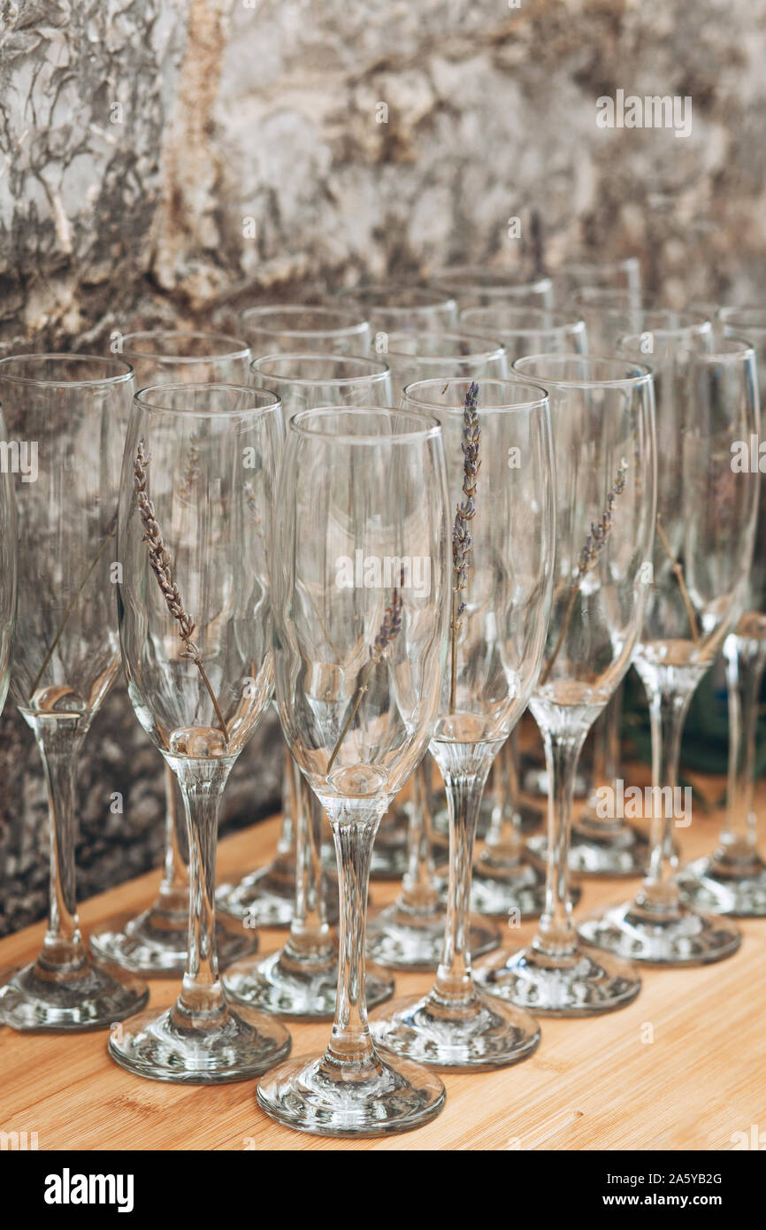Svuotare bicchieri di vino in una fila. Preparazione per la celebrazione. Foto Stock
