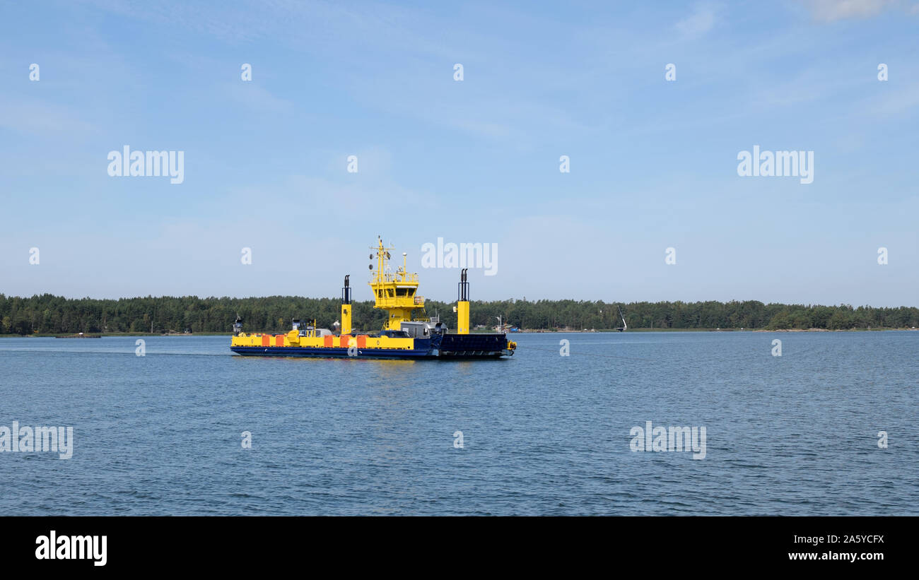 Kustavi, Finlandia - 10 agosto 2019: cavo Vartsala traghetto sul mare. Foto Stock