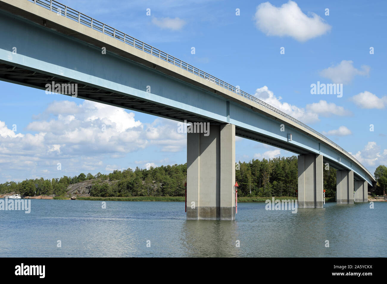 Ponte Kaitainen (Kaitaisten silta in finlandese), Taivassalo, Finlandia del giorno d'estate. Foto Stock