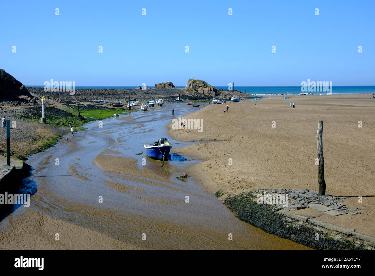 Vista della spiaggia in Bude con Bude Canal arrivando alla fine al blocco di mare Bude Cornwall Inghilterra Foto Stock