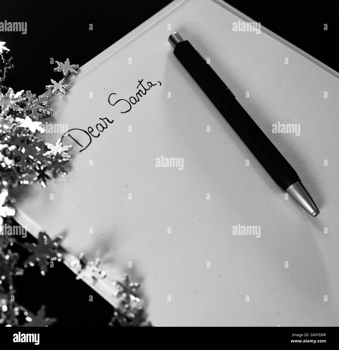 La scrittura Cari santa per Natale. Lettera di Natale. Testo Cari santa su carta. Foto Stock