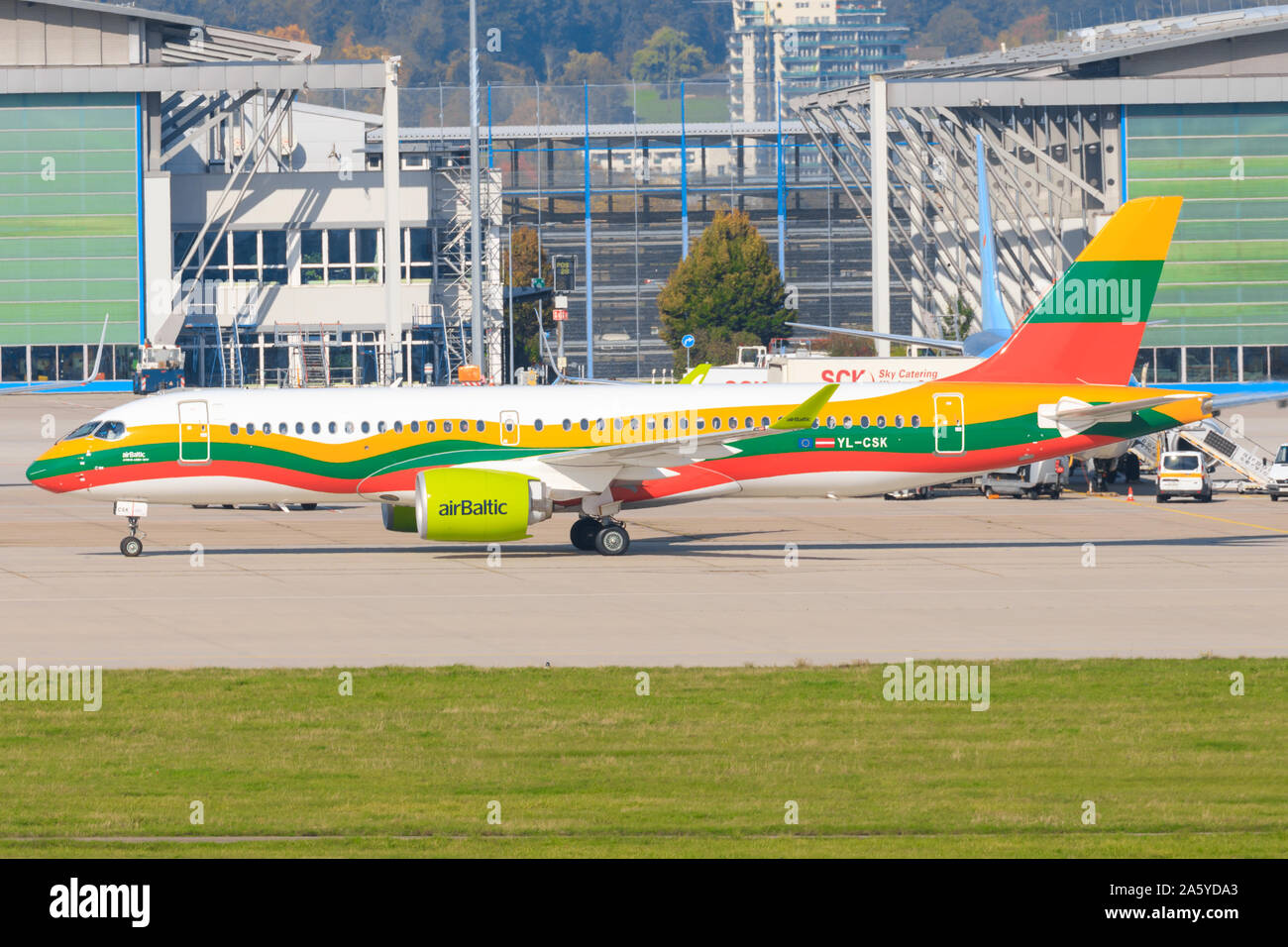 Stoccarda/Germania Ottobre 26, 2019: Airbus A220-300 Elenco di produzione YL-CSK (cn 55039) presso l'Aeroporto di Stoccarda. Foto Stock