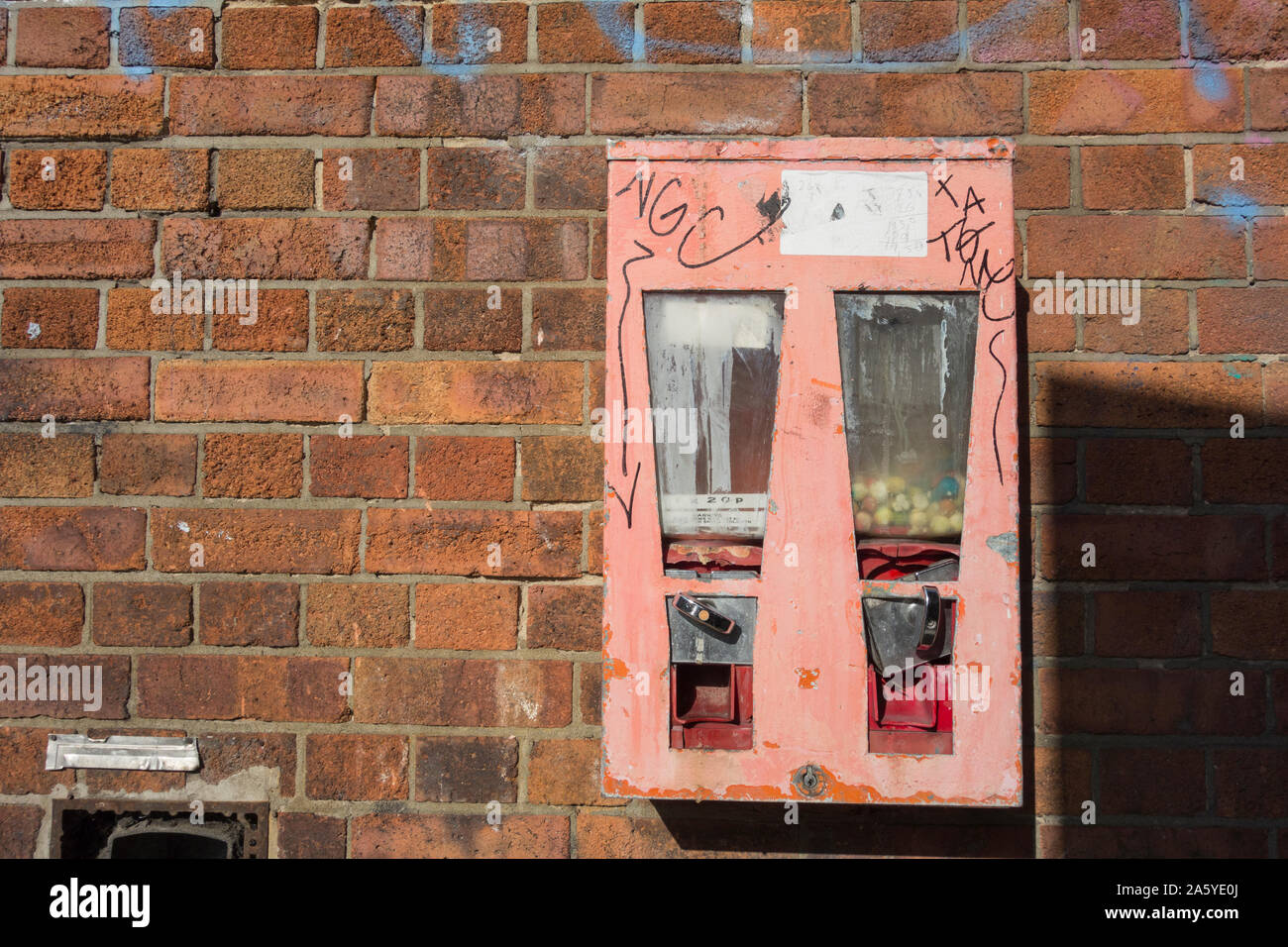 Un negligente e indossato sweet distributore automatico su un Street a Londra, Regno Unito Foto Stock