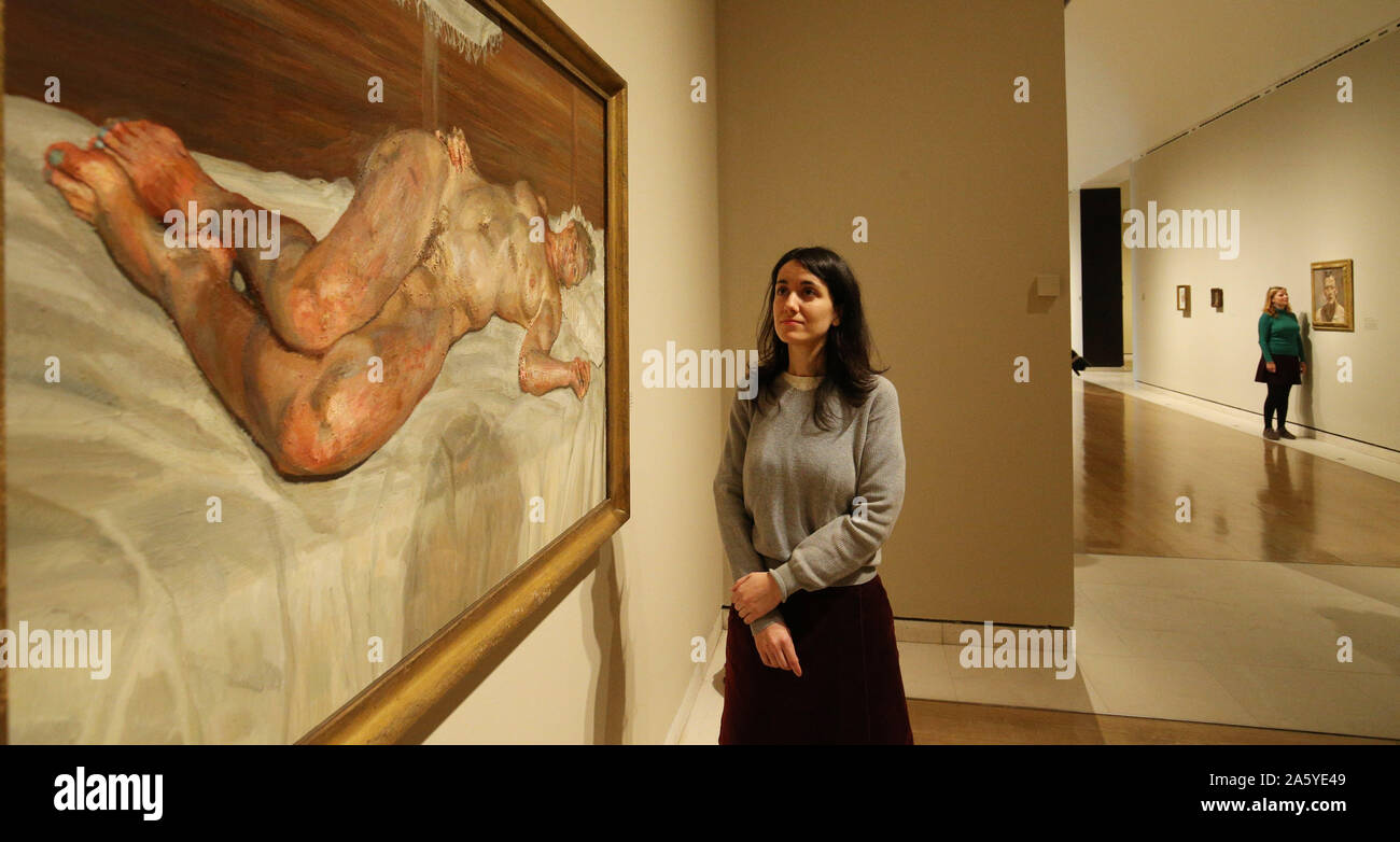 Una galleria dipendente guarda al Flora con Blue Toenails di Lucian Freud durante un'anteprima di Lucian Freud: il Self-ritratti mostra presso il Jillian e Arthur M. Sackler Ala di gallerie, Royal Academy of Arts di Londra. Foto Stock