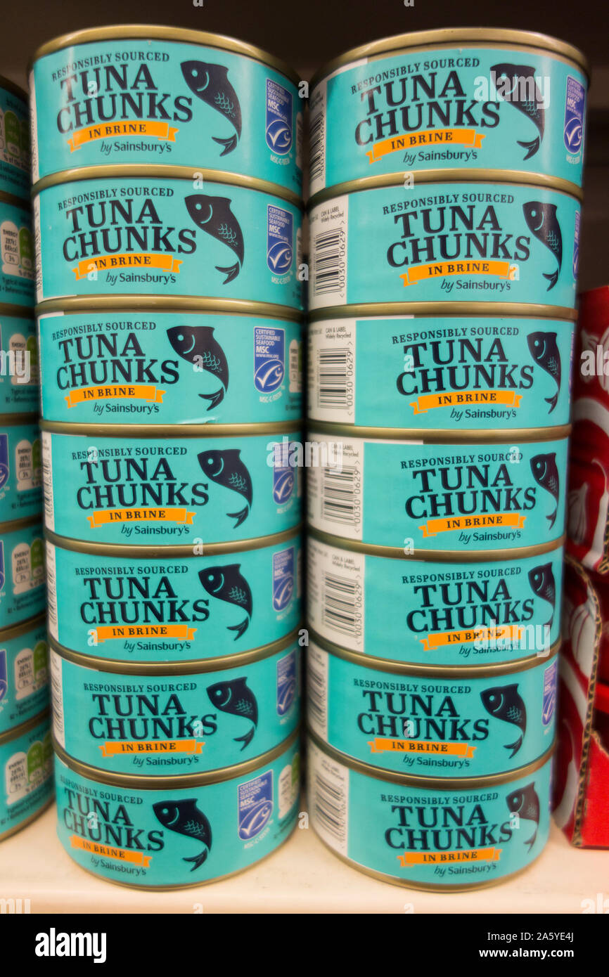 Scatole di Tonno su un Sainsbury's scaffale di supermercato a Londra, Regno Unito Foto Stock