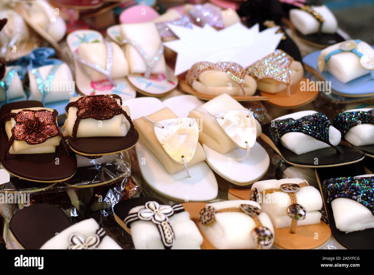 Gruppo di diversi flip-flop scarpe (thong sandlas) Foto Stock