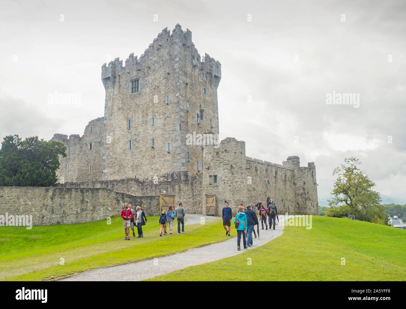 Contea di Kerry, Irlanda - 13 agosto 2019: Visitatori al Castello di Ross, una quattrocentesca torre casa e tenere, nel Parco Nazionale di Killarney, Irlanda. Foto Stock