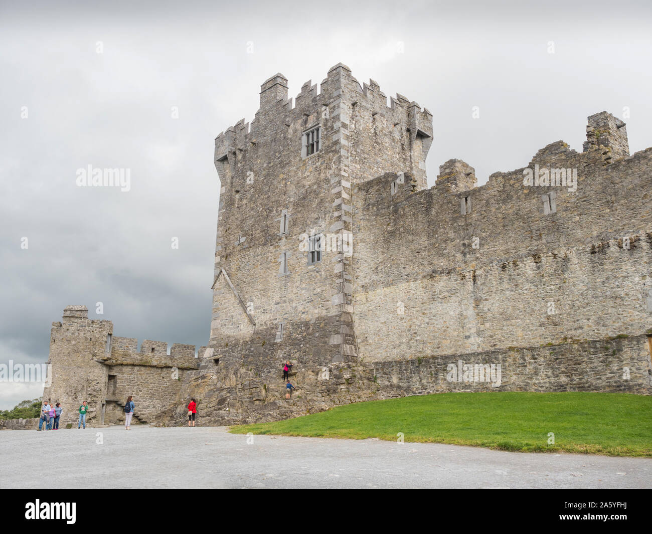 Contea di Kerry, Irlanda - 13 agosto 2019: Visitatori al Castello di Ross, una quattrocentesca torre casa e tenere, nel Parco Nazionale di Killarney, Irlanda. Foto Stock