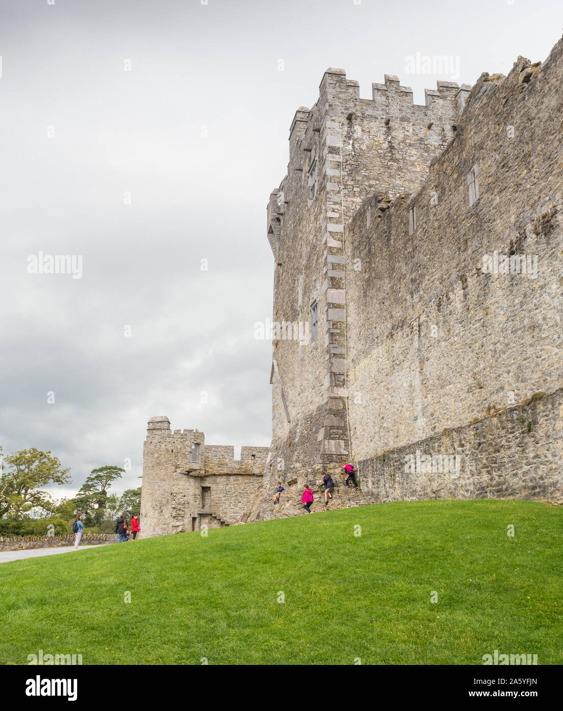 Contea di Kerry, Irlanda - 13 agosto 2019: Visitatori al Castello di Ross, una quattrocentesca torre casa e tenere, nel Parco Nazionale di Killarney, Irlanda. Foto Stock