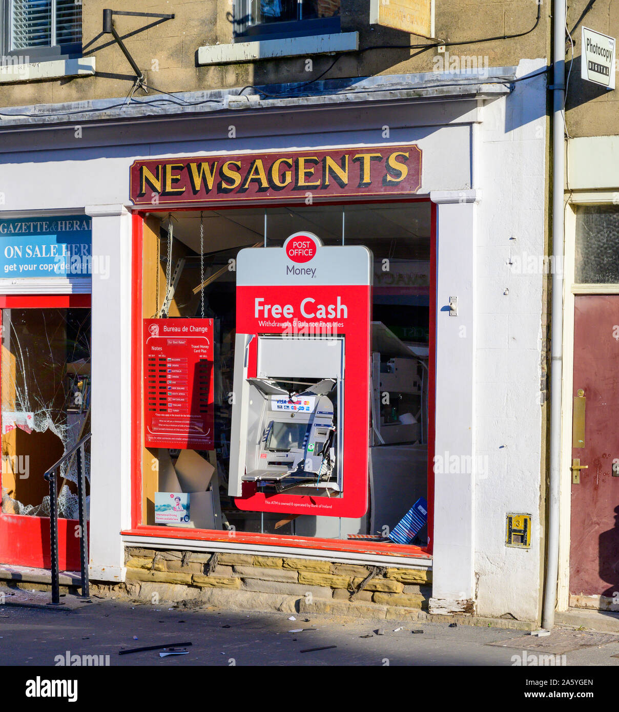 Pickering, Regno Unito. 23 Ott, 2019. Predatori di rottura nella Morlands edicole e tenta di rubare il bancomat. Credito: Richard Burdon/Alamy Live News Foto Stock