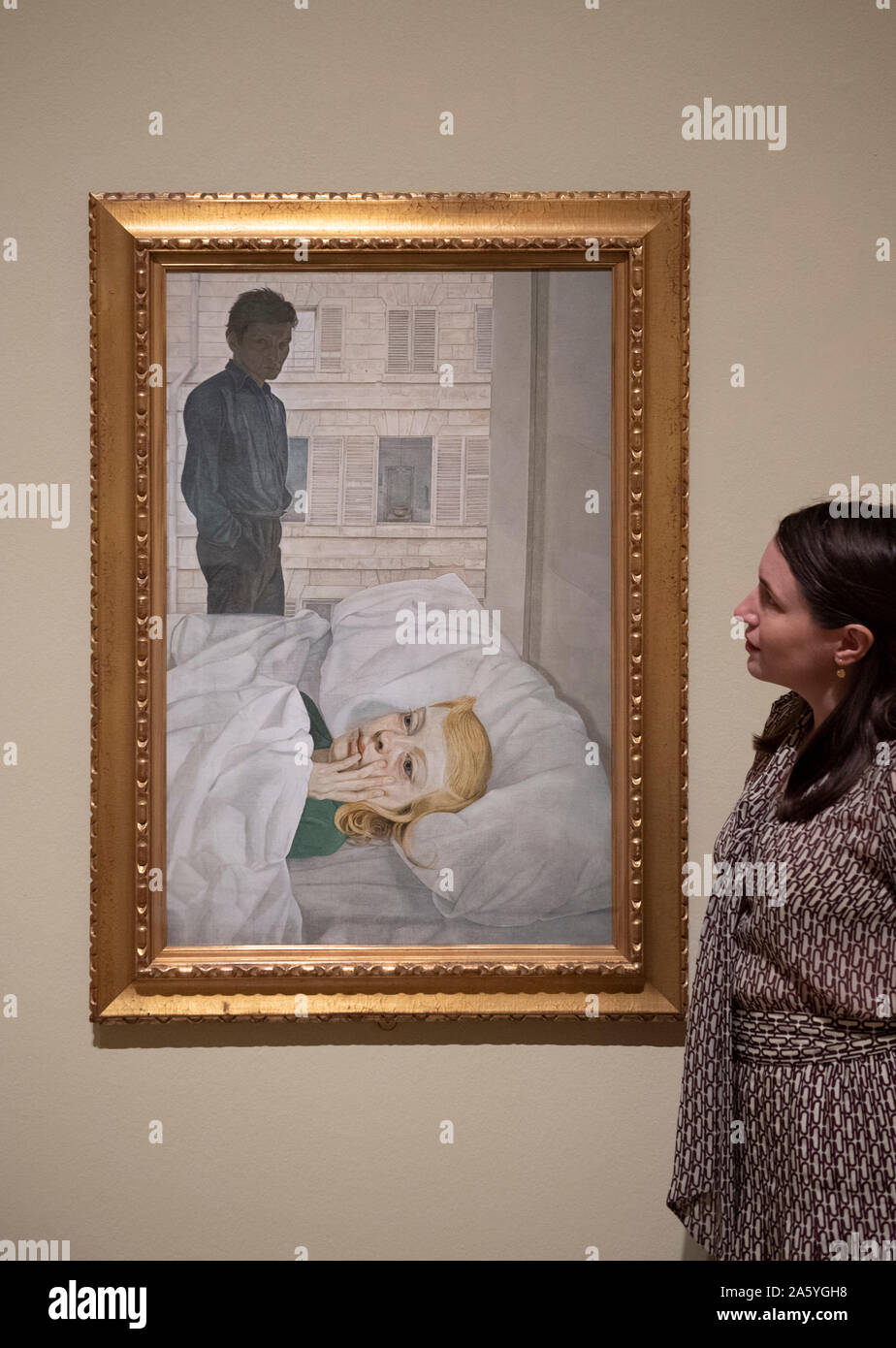 La Royal Academy of Arts di Londra, Regno Unito. Il 23 ottobre 2019. La prima esposizione di concentrarsi su Lucian Freud's viscerale e risoluto di autoritratti. Quasi sette decenni opera su tela e carta, circa cinquanta opere sono esposte che grafico Freud's (1922-2011) lo sviluppo artistico. Immagine: Hotel Bedroom, 1954. Dono della Fondazione Beaverbrook, raccolta di Beaverbrook Art Gallery, Fredericton. Un ritratto dell'artista e sua moglie. Credito: Malcolm Park/Alamy Live News. Foto Stock