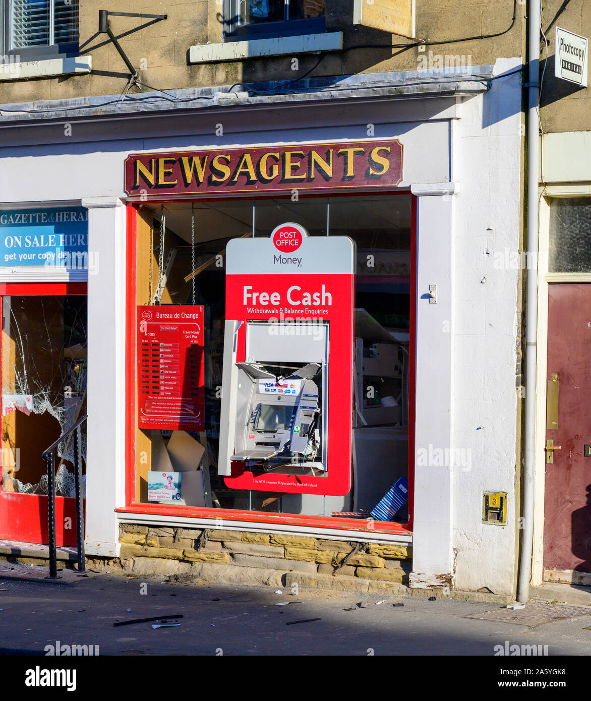 Pickering, Regno Unito. 23 Ott, 2019. Predatori di rottura nella Morlands edicole e tenta di rubare il bancomat. Credito: Richard Burdon/Alamy Live News Foto Stock