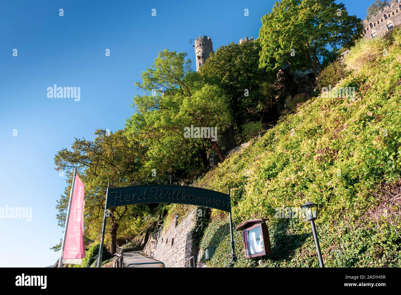 Trechtingshausen, Germania - 16 Settembre 2019: segno di benvenuto (Willkommen) all'ingresso del Castello di Rheinstein - Burg Rheinstein vicino alla città di Foto Stock