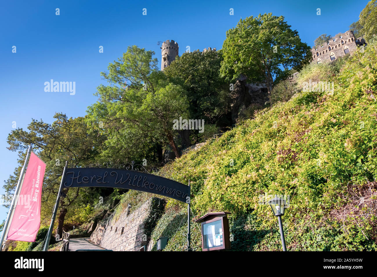 Trechtingshausen, Germania - 16 Settembre 2019: segno di benvenuto (Willkommen) all'ingresso del Castello di Rheinstein (Burg Rheinstein) vicino alla città di Foto Stock