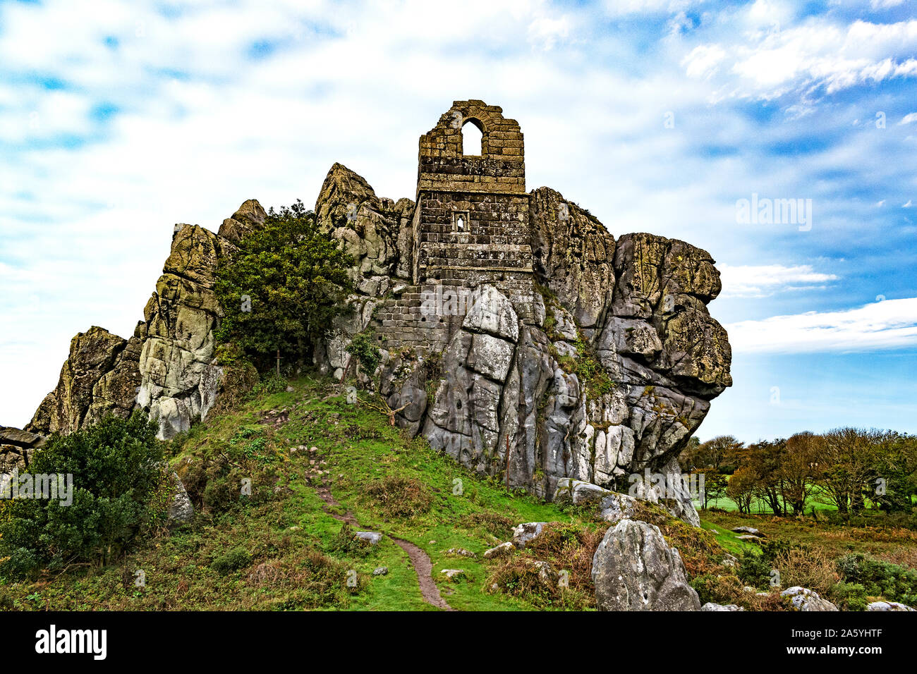 Roche rock con i resti di una antica cappella costruita in esso, Roche, Cornwall, Inghilterra. Foto Stock