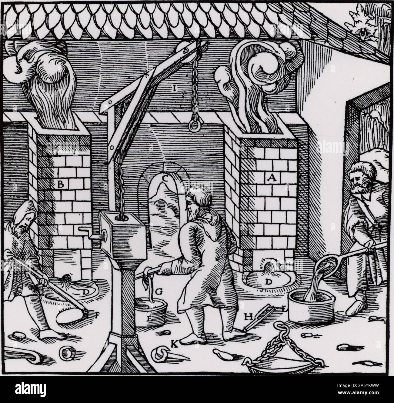 Gru per il sollevamento di rame/lega di piombo da stampi. Da 'De re  metallica', Agricola, pseudonimo di Georg Bauer (Basilea, 1556). Xilografia  Foto stock - Alamy