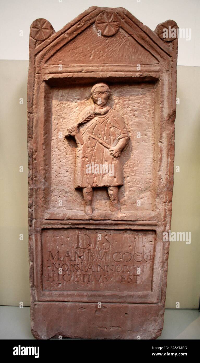 La lapide in pietra arenaria di Marcus Cocceius Nonnus, di età compresa tra i 6. Romano, annuncio circa 96-98. Da una tomba vicino al forte romano a Penrith, Cumbria. Il ragazzo è raffigurato come un vicarious charioteer, con una frusta e la palma della vittoria. La sua famiglia era stata concessa la cittadinanza romana dall'imperatore Nerva (ANNUNCIO 96-98) Foto Stock
