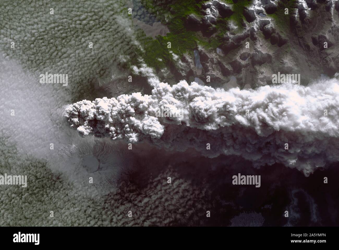 Il Cile del sud del vulcano Puyehue venne alla vita dopo decenni di dormienza. I venti diffondere la colonna di cenere verso est sulla vicina Argentina. Giugno 11, 2011. Foto Stock