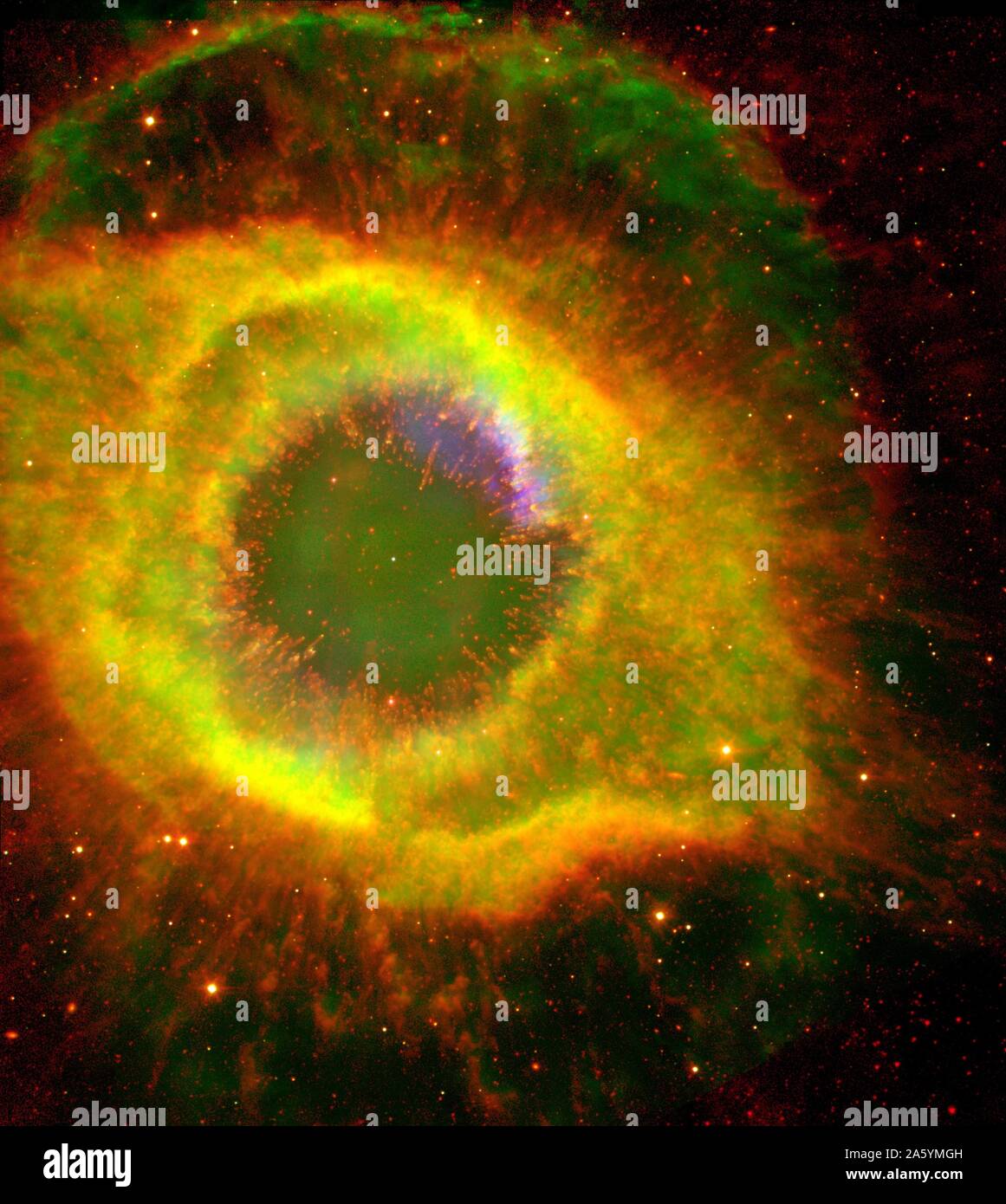 Sei cento e cinquanta anni luce di distanza nella costellazione Aquarius, una stella morta circa le dimensioni della Terra, si rifiuta di fade away pacificamente. In morte si produca enormi quantità di gas caldo e intensa radiazione ultravioletta, creando una spettacolare oggetto chiamato "nebulosa planetaria. " Telescopio Spaziale Hubble (HST), telescopio spaziale Spitzer. Foto Stock