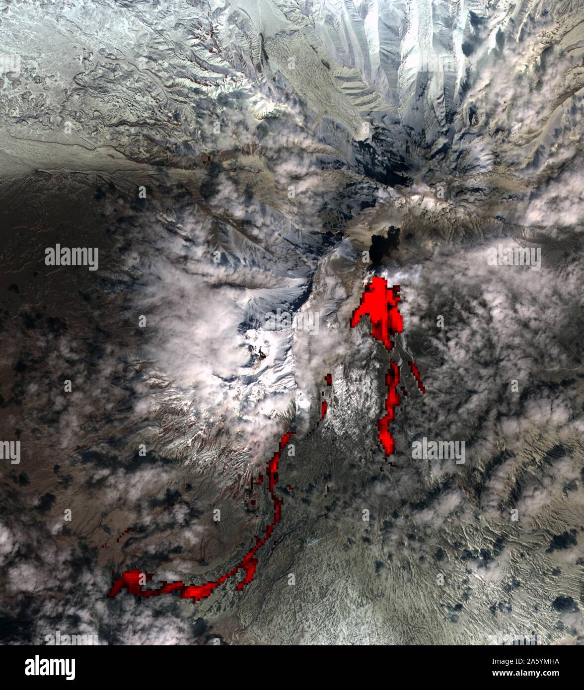 Uno dei più attivi volcanically regioni del mondo, penisola di Kamchatka in Siberia orientale, Russia. Aprile 26, 2007. Immagine satellitare. Foto Stock