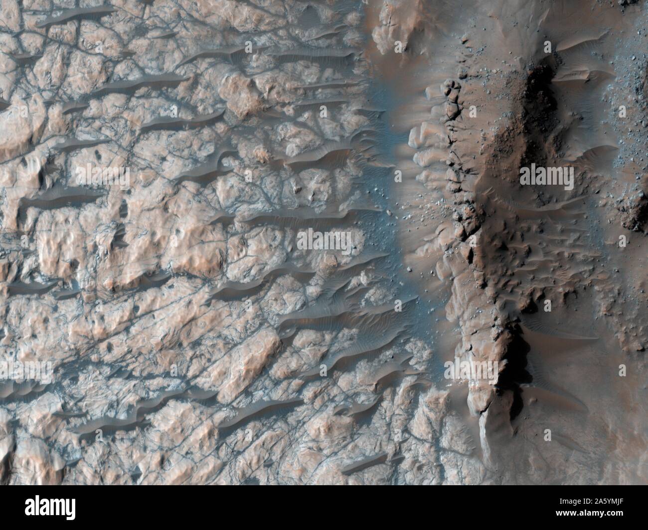 Questa osservazione da parte della NASA Mars Reconnaissance Orbiter (MRO) mostra parte del pavimento di un grande cratere da impatto nel southern highlands, a nord del gigante Hellas bacino di impatto. Foto Stock