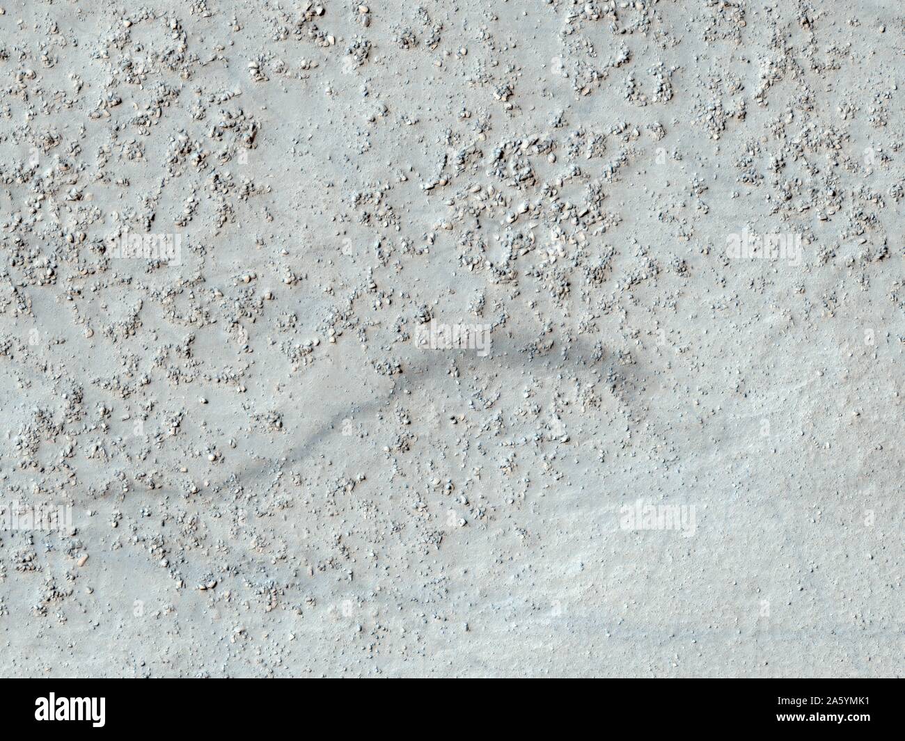 Questa immagine dalla NASA Mars Reconnaissance Rover (MRO) mostra una degradata cratere da impatto nel Southern Highlands. Foto Stock